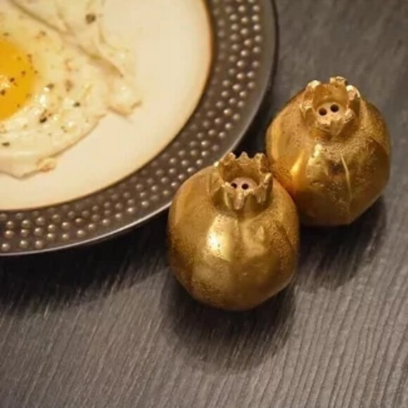 VIBHSA Pomegranate Salt and Pepper Shakers Set - Picture 3 of 4